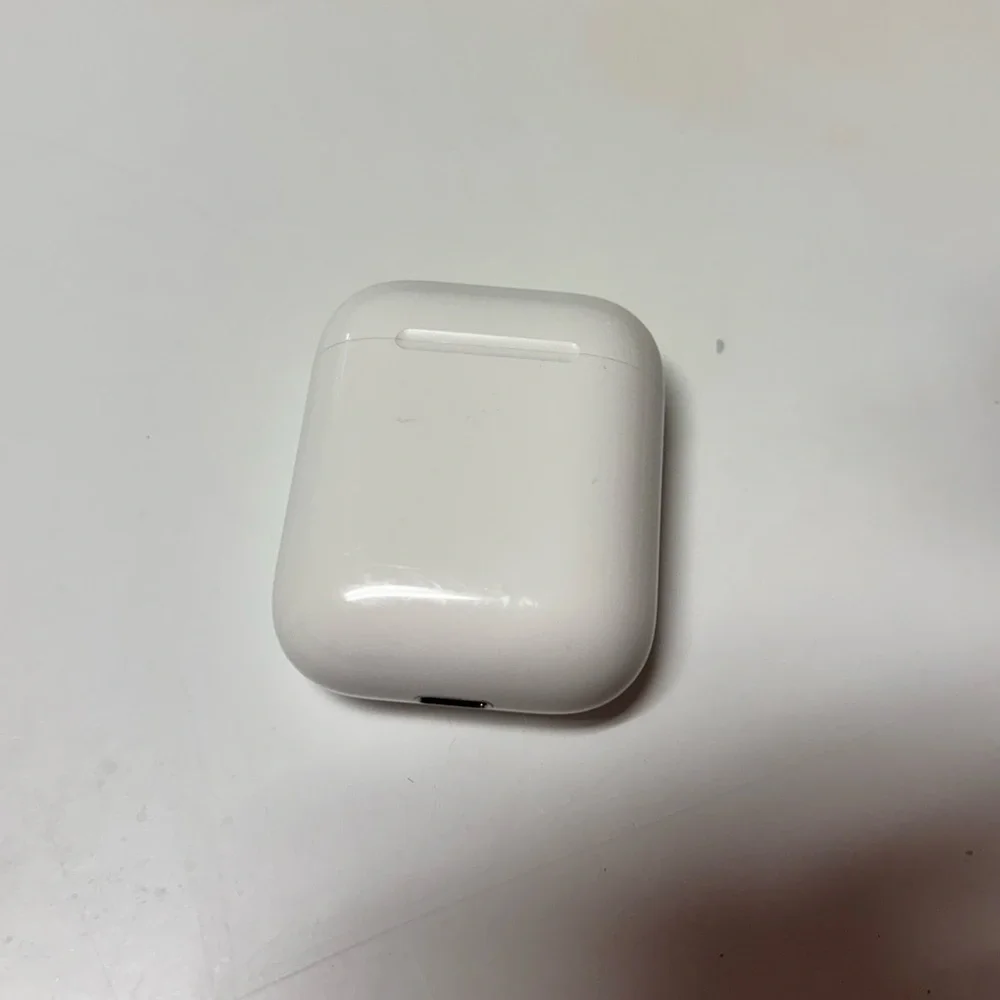 Apple 2nd Gen Wireless Earbuds & Charging Case good condition